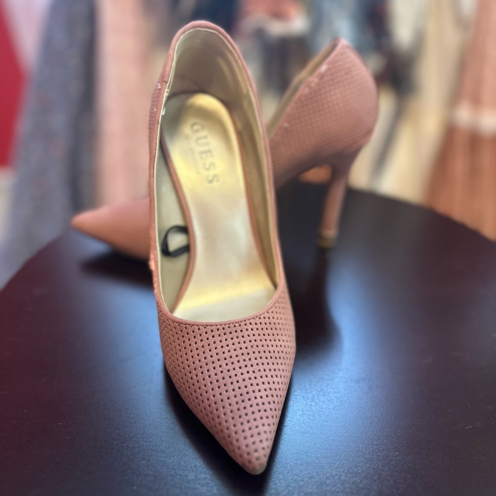 Guess peachy textured heels size 6